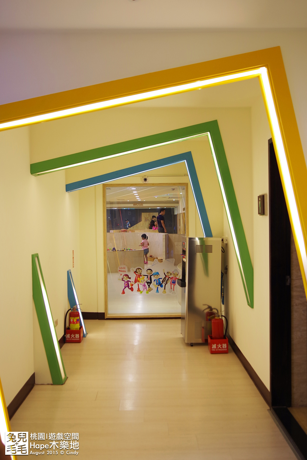 [桃園。室內樂園] 原木打造的高質感遊戲室～『Hape 木樂地。桃禧館』～室內沙坑、扮家家、工程組、軌道車…玩具超豐富!!!｜桃園室內景點｜雨天景點 @兔兒毛毛姊妹花