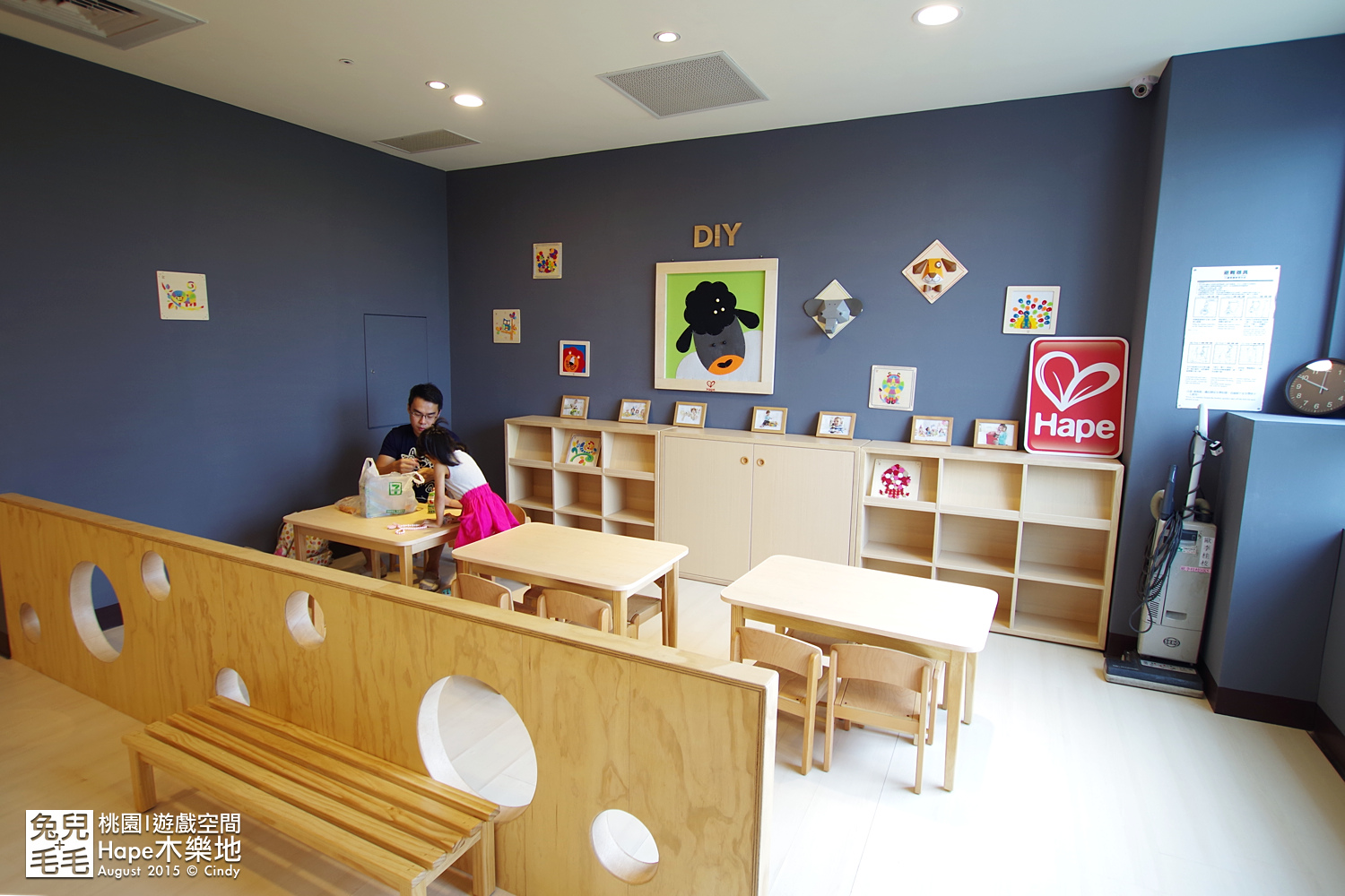 [桃園。室內樂園] 原木打造的高質感遊戲室～『Hape 木樂地。桃禧館』～室內沙坑、扮家家、工程組、軌道車…玩具超豐富!!!｜桃園室內景點｜雨天景點 @兔兒毛毛姊妹花
