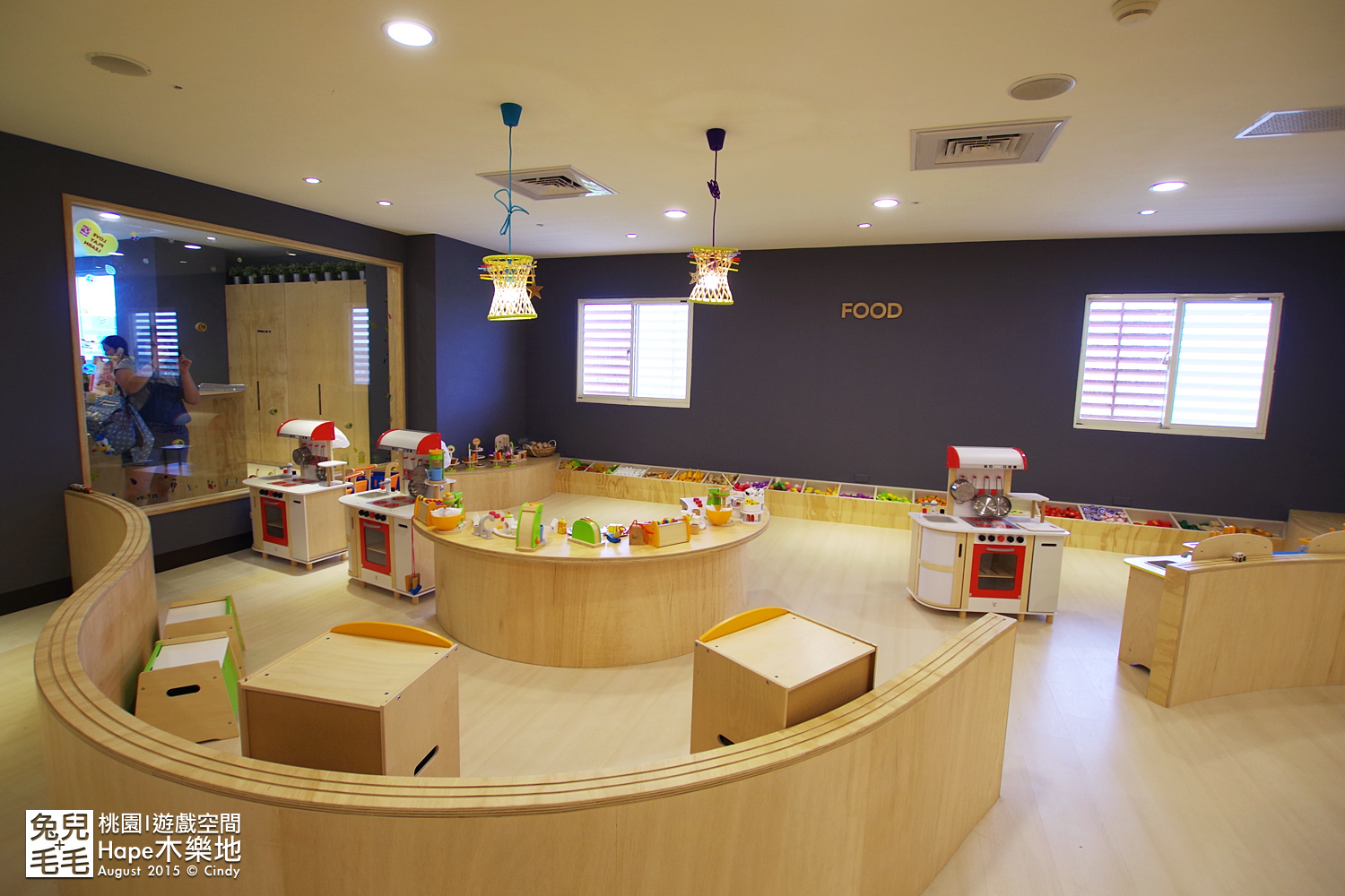 [桃園。室內樂園] 原木打造的高質感遊戲室～『Hape 木樂地。桃禧館』～室內沙坑、扮家家、工程組、軌道車…玩具超豐富!!!｜桃園室內景點｜雨天景點 @兔兒毛毛姊妹花