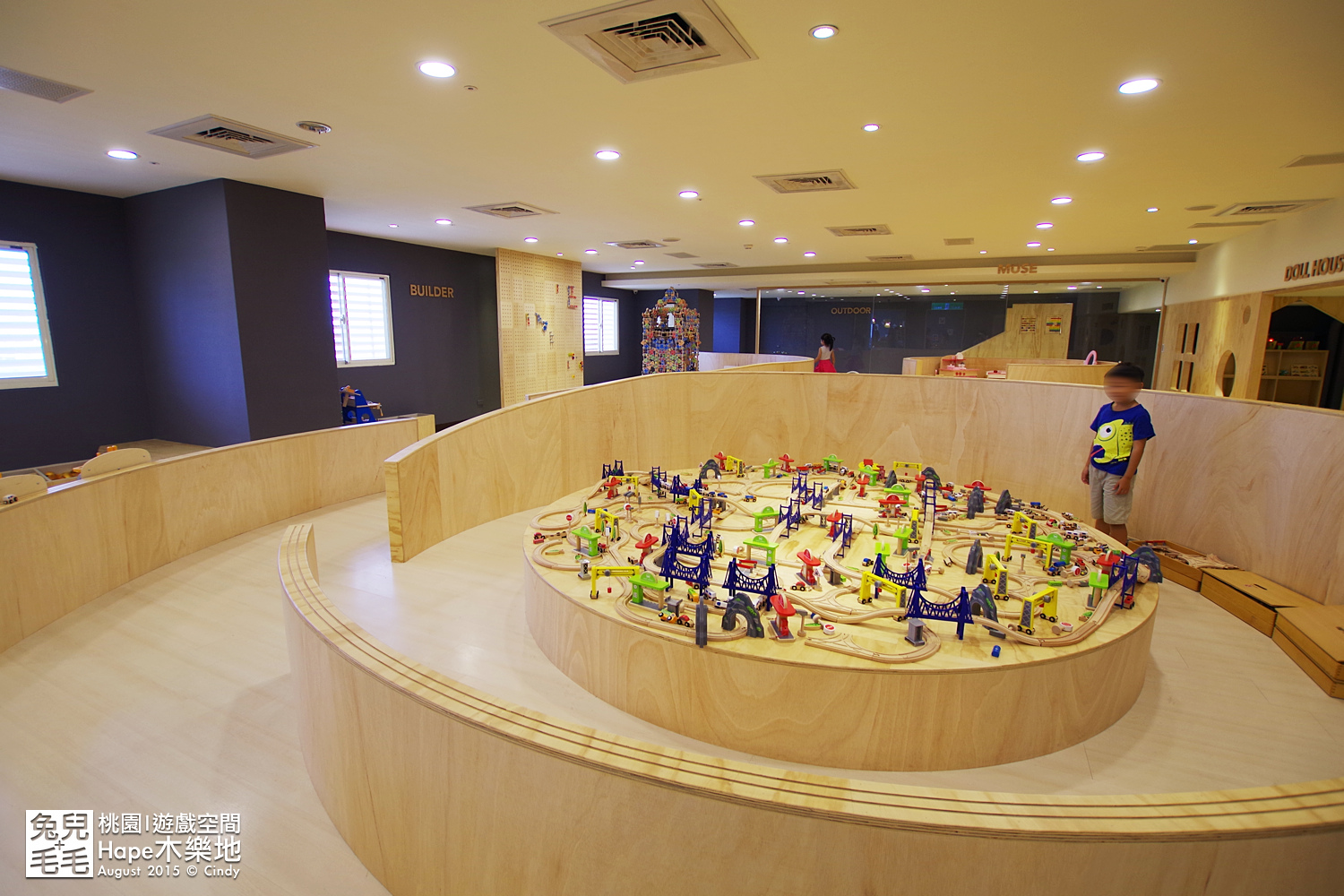 [桃園。室內樂園] 原木打造的高質感遊戲室～『Hape 木樂地。桃禧館』～室內沙坑、扮家家、工程組、軌道車…玩具超豐富!!!｜桃園室內景點｜雨天景點 @兔兒毛毛姊妹花