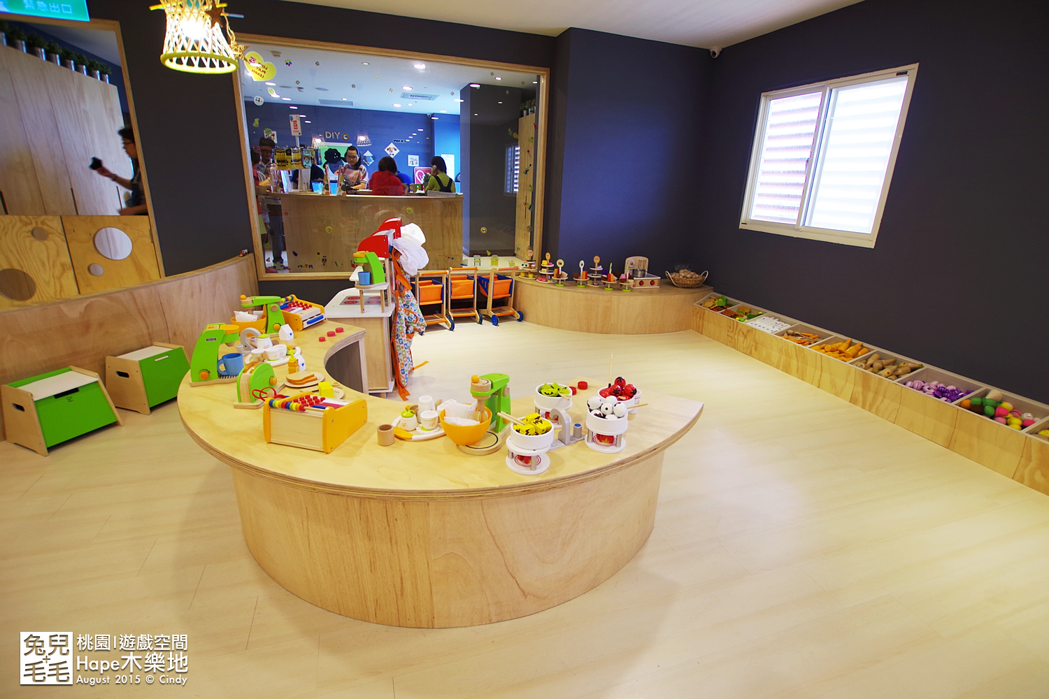 [桃園。室內樂園] 原木打造的高質感遊戲室～『Hape 木樂地。桃禧館』～室內沙坑、扮家家、工程組、軌道車…玩具超豐富!!!｜桃園室內景點｜雨天景點 @兔兒毛毛姊妹花