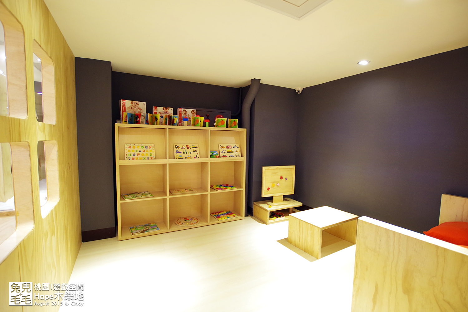 [桃園。室內樂園] 原木打造的高質感遊戲室～『Hape 木樂地。桃禧館』～室內沙坑、扮家家、工程組、軌道車…玩具超豐富!!!｜桃園室內景點｜雨天景點 @兔兒毛毛姊妹花