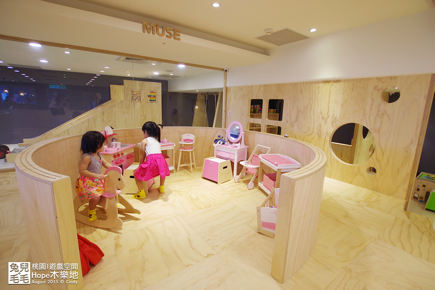 [桃園。室內樂園] 原木打造的高質感遊戲室～『Hape 木樂地。桃禧館』～室內沙坑、扮家家、工程組、軌道車…玩具超豐富!!!｜桃園室內景點｜雨天景點 @兔兒毛毛姊妹花