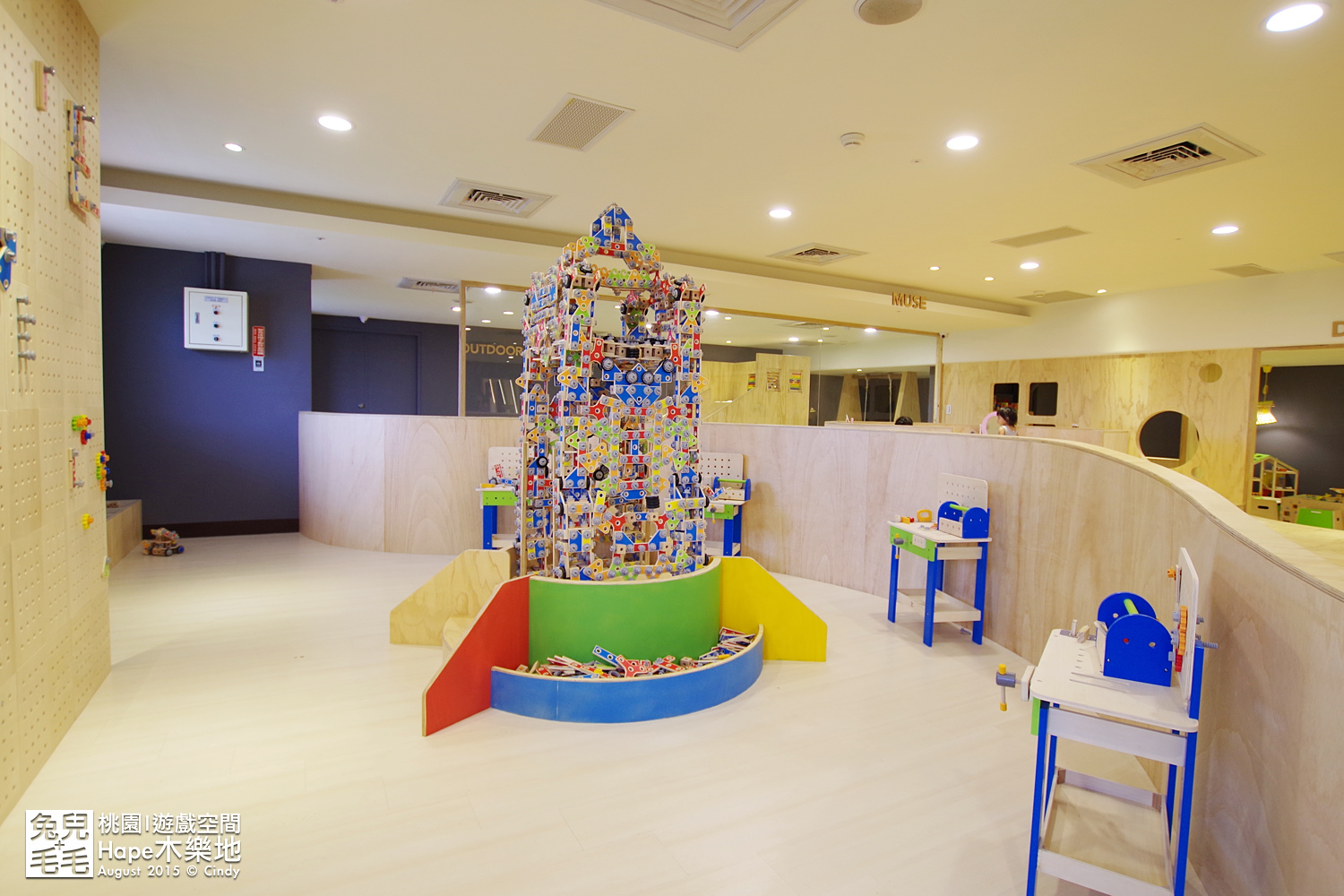 [桃園。室內樂園] 原木打造的高質感遊戲室～『Hape 木樂地。桃禧館』～室內沙坑、扮家家、工程組、軌道車…玩具超豐富!!!｜桃園室內景點｜雨天景點 @兔兒毛毛姊妹花