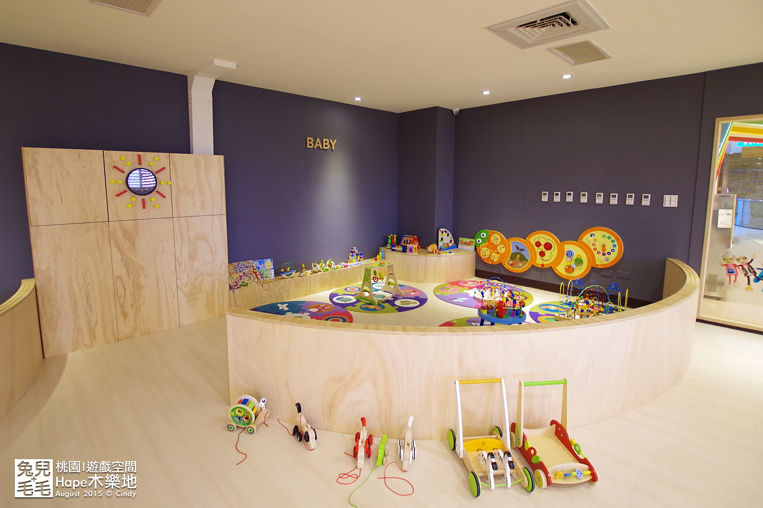 [桃園。室內樂園] 原木打造的高質感遊戲室～『Hape 木樂地。桃禧館』～室內沙坑、扮家家、工程組、軌道車…玩具超豐富!!!｜桃園室內景點｜雨天景點 @兔兒毛毛姊妹花
