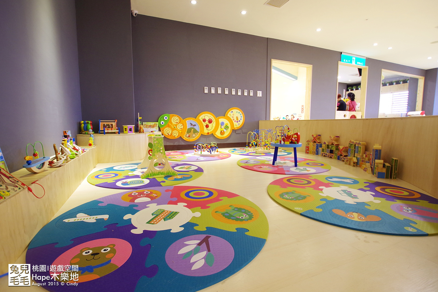[桃園。室內樂園] 原木打造的高質感遊戲室～『Hape 木樂地。桃禧館』～室內沙坑、扮家家、工程組、軌道車…玩具超豐富!!!｜桃園室內景點｜雨天景點 @兔兒毛毛姊妹花