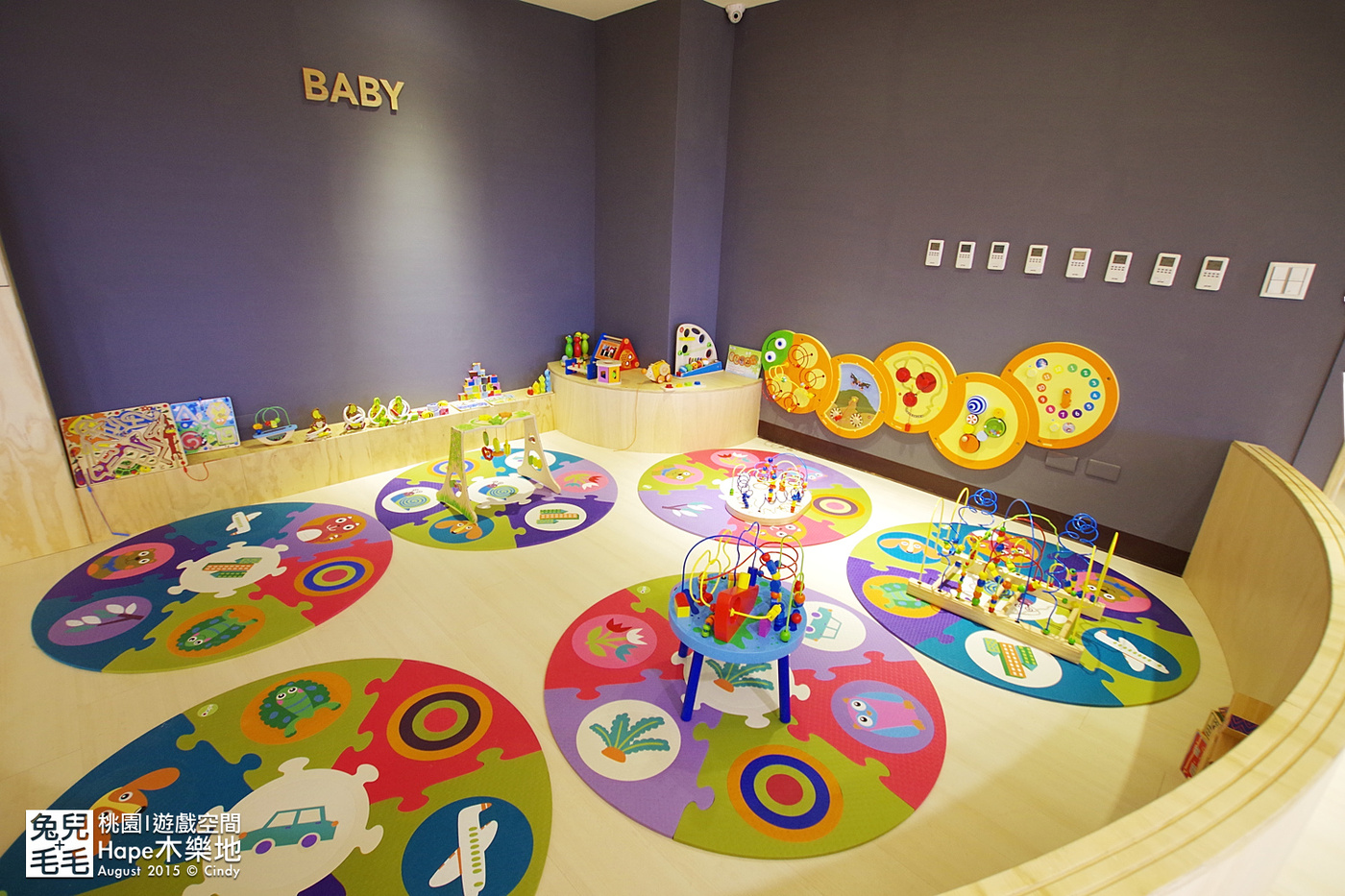 [桃園。室內樂園] 原木打造的高質感遊戲室～『Hape 木樂地。桃禧館』～室內沙坑、扮家家、工程組、軌道車…玩具超豐富!!!｜桃園室內景點｜雨天景點 @兔兒毛毛姊妹花