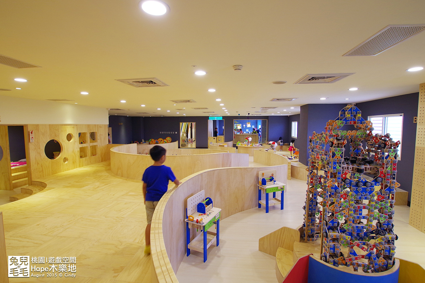 [桃園。室內樂園] 原木打造的高質感遊戲室～『Hape 木樂地。桃禧館』～室內沙坑、扮家家、工程組、軌道車…玩具超豐富!!!｜桃園室內景點｜雨天景點 @兔兒毛毛姊妹花