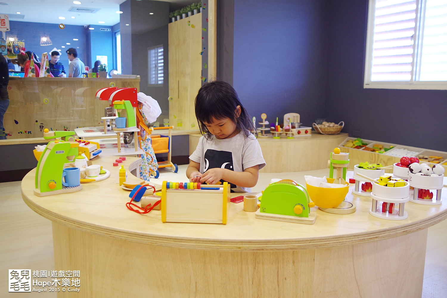 [桃園。室內樂園] 原木打造的高質感遊戲室～『Hape 木樂地。桃禧館』～室內沙坑、扮家家、工程組、軌道車…玩具超豐富!!!｜桃園室內景點｜雨天景點 @兔兒毛毛姊妹花