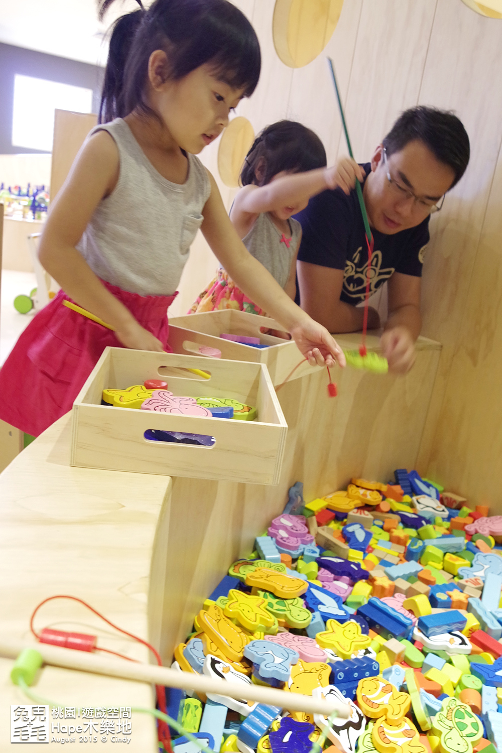 [桃園。室內樂園] 原木打造的高質感遊戲室～『Hape 木樂地。桃禧館』～室內沙坑、扮家家、工程組、軌道車…玩具超豐富!!!｜桃園室內景點｜雨天景點 @兔兒毛毛姊妹花