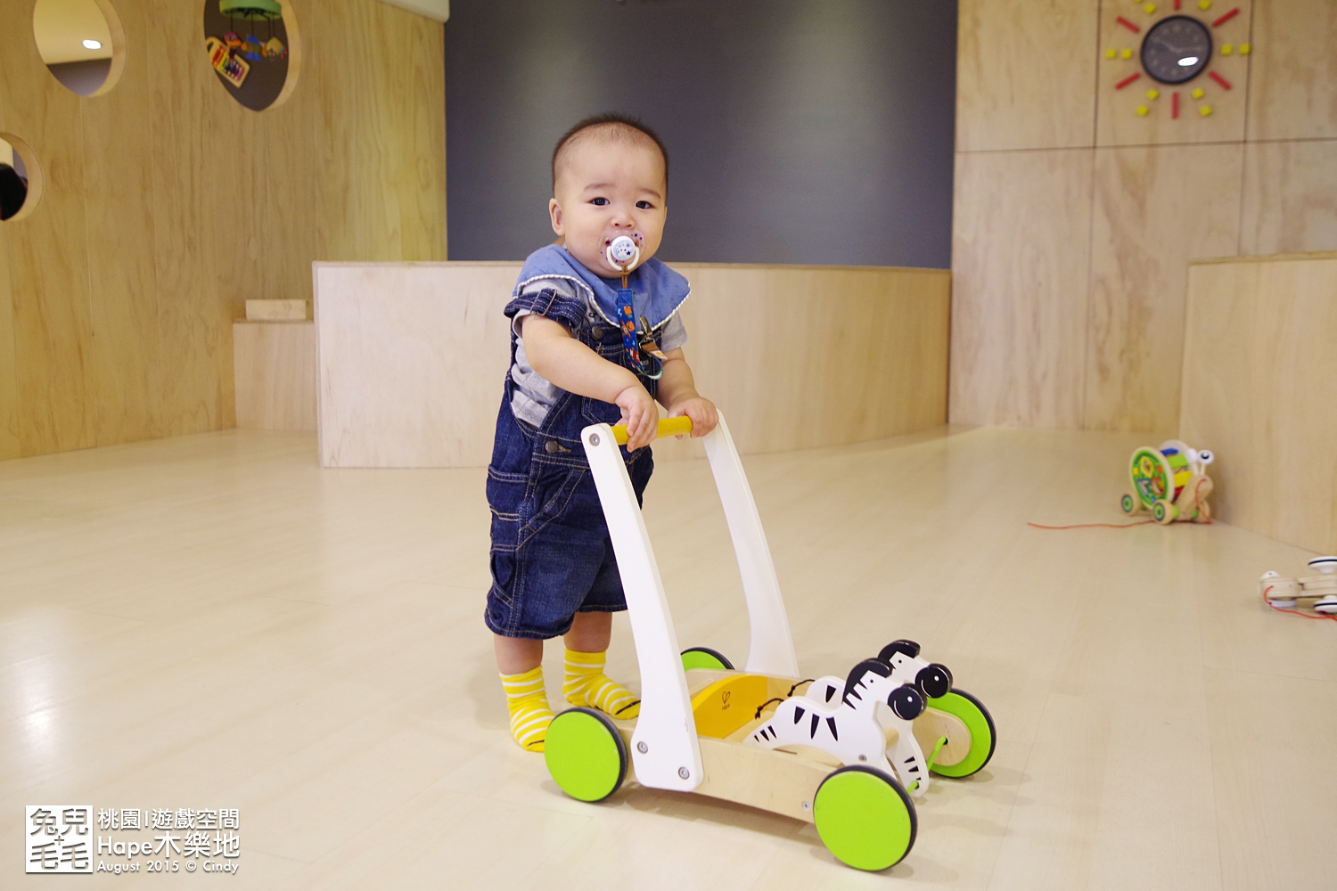 [桃園。室內樂園] 原木打造的高質感遊戲室～『Hape 木樂地。桃禧館』～室內沙坑、扮家家、工程組、軌道車…玩具超豐富!!!｜桃園室內景點｜雨天景點 @兔兒毛毛姊妹花