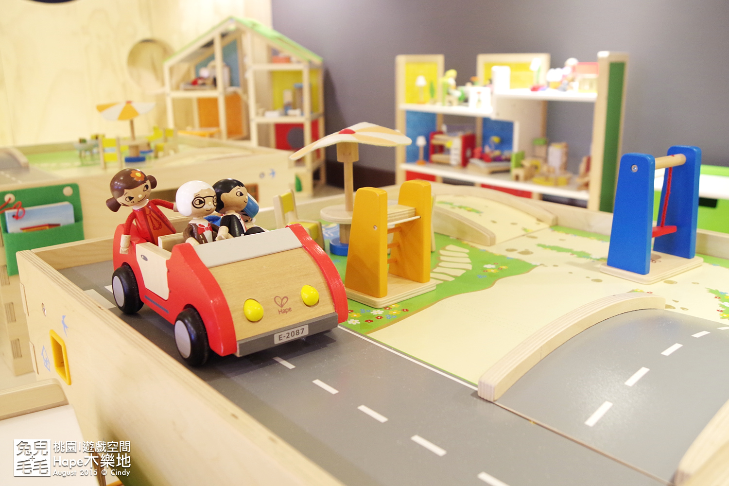 [桃園。室內樂園] 原木打造的高質感遊戲室～『Hape 木樂地。桃禧館』～室內沙坑、扮家家、工程組、軌道車…玩具超豐富!!!｜桃園室內景點｜雨天景點 @兔兒毛毛姊妹花