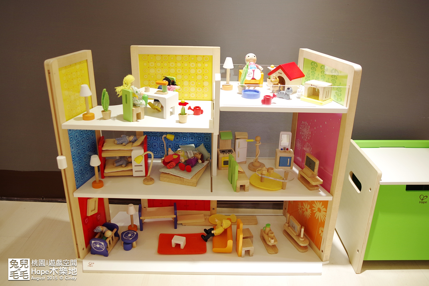 [桃園。室內樂園] 原木打造的高質感遊戲室～『Hape 木樂地。桃禧館』～室內沙坑、扮家家、工程組、軌道車…玩具超豐富!!!｜桃園室內景點｜雨天景點 @兔兒毛毛姊妹花