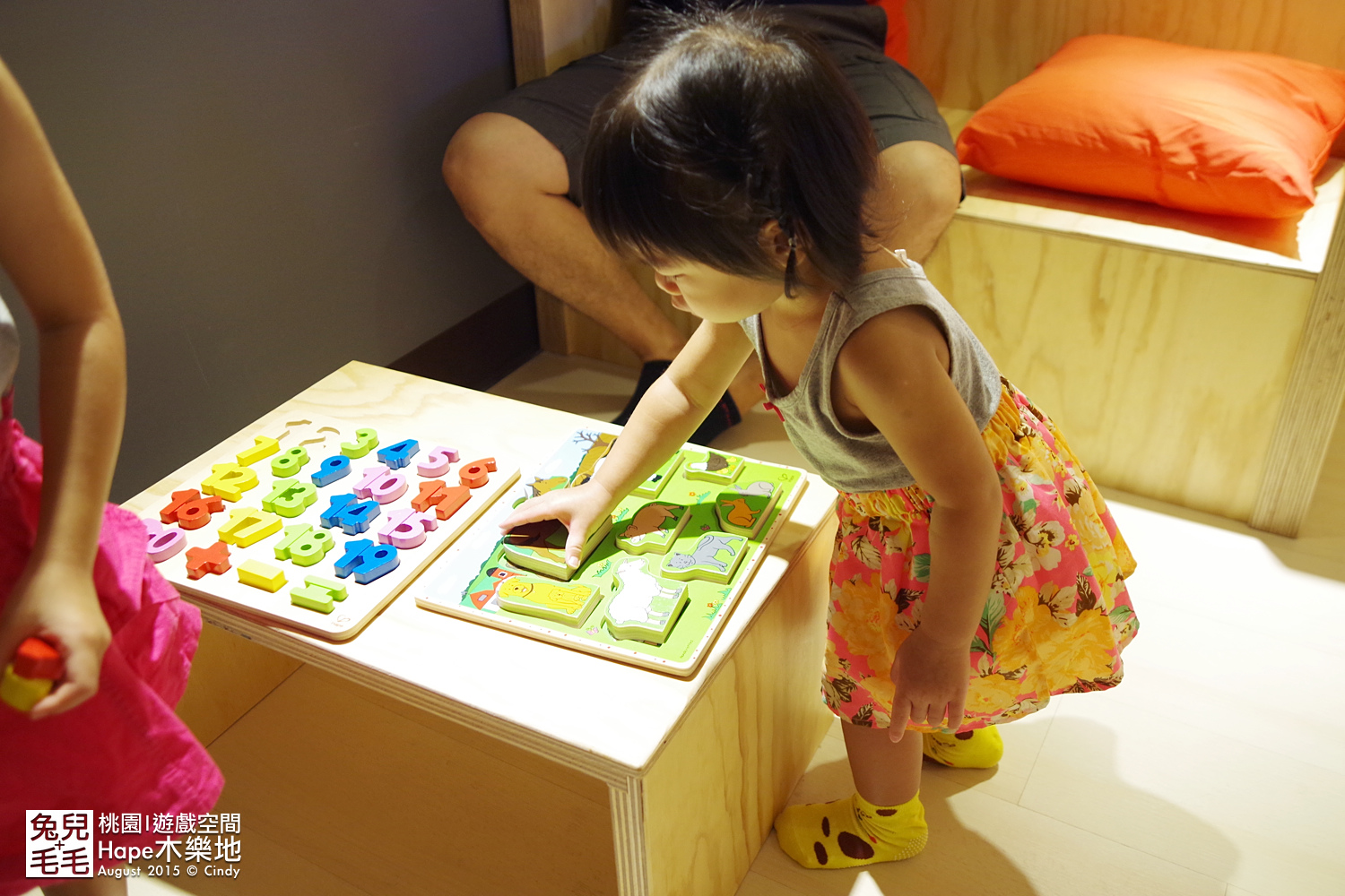 [桃園。室內樂園] 原木打造的高質感遊戲室～『Hape 木樂地。桃禧館』～室內沙坑、扮家家、工程組、軌道車…玩具超豐富!!!｜桃園室內景點｜雨天景點 @兔兒毛毛姊妹花