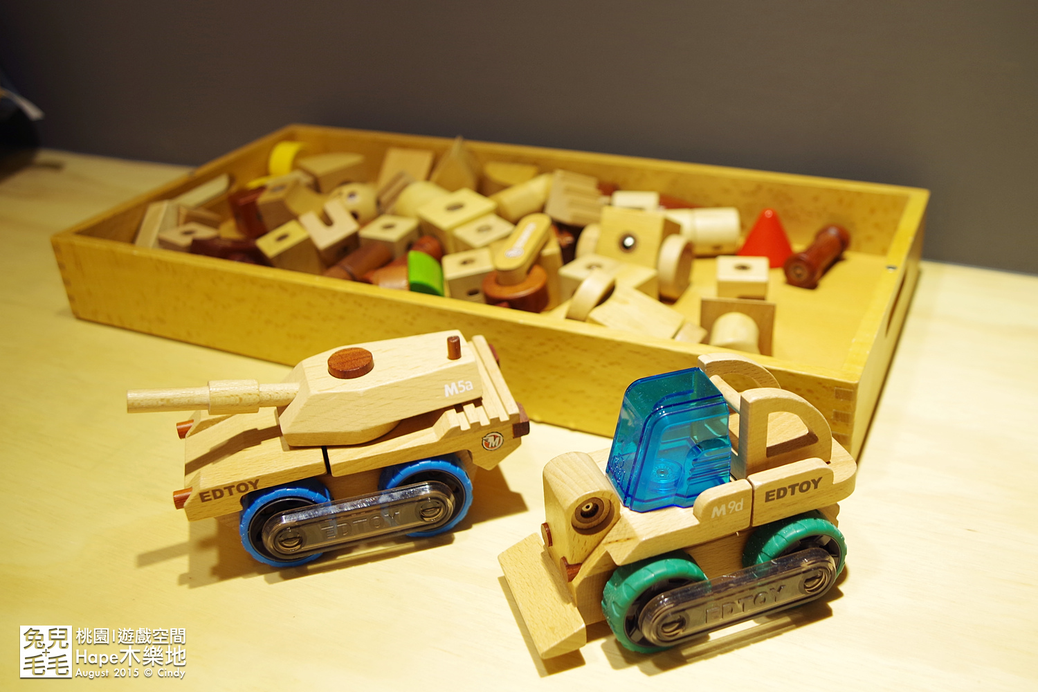 [桃園。室內樂園] 原木打造的高質感遊戲室～『Hape 木樂地。桃禧館』～室內沙坑、扮家家、工程組、軌道車…玩具超豐富!!!｜桃園室內景點｜雨天景點 @兔兒毛毛姊妹花