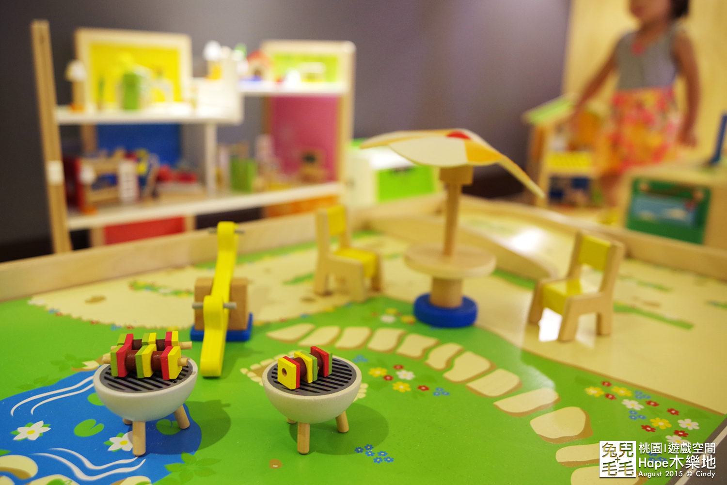 [桃園。室內樂園] 原木打造的高質感遊戲室～『Hape 木樂地。桃禧館』～室內沙坑、扮家家、工程組、軌道車…玩具超豐富!!!｜桃園室內景點｜雨天景點 @兔兒毛毛姊妹花