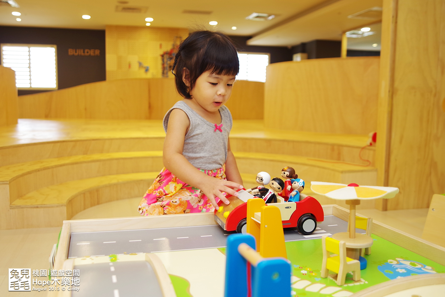 [桃園。室內樂園] 原木打造的高質感遊戲室～『Hape 木樂地。桃禧館』～室內沙坑、扮家家、工程組、軌道車…玩具超豐富!!!｜桃園室內景點｜雨天景點 @兔兒毛毛姊妹花