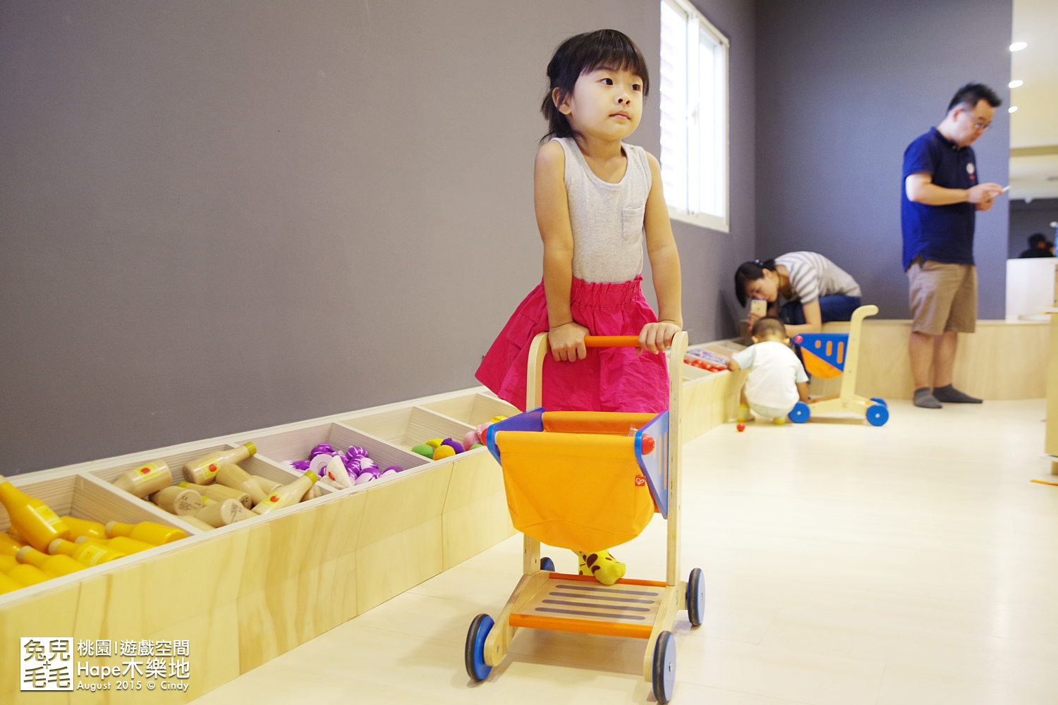 [桃園。室內樂園] 原木打造的高質感遊戲室～『Hape 木樂地。桃禧館』～室內沙坑、扮家家、工程組、軌道車…玩具超豐富!!!｜桃園室內景點｜雨天景點 @兔兒毛毛姊妹花