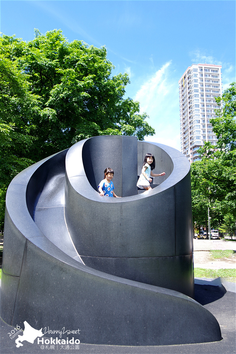 [北海道|親子|自駕] 大通公園～電視塔、烤玉米、溜滑梯～大人小孩都愛的免費公園｜札幌親子景點｜溜滑梯公園｜免費景點 @兔兒毛毛姊妹花