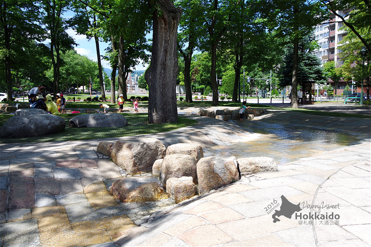 [北海道|親子|自駕] 大通公園～電視塔、烤玉米、溜滑梯～大人小孩都愛的免費公園｜札幌親子景點｜溜滑梯公園｜免費景點 @兔兒毛毛姊妹花