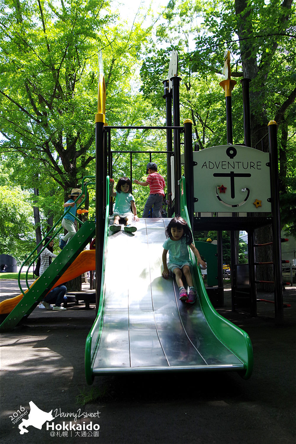 [北海道|親子|自駕] 大通公園～電視塔、烤玉米、溜滑梯～大人小孩都愛的免費公園｜札幌親子景點｜溜滑梯公園｜免費景點 @兔兒毛毛姊妹花