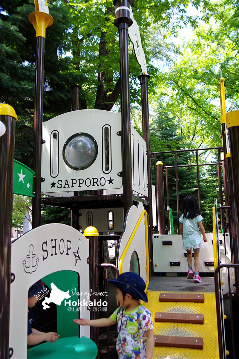 [北海道|親子|自駕] 大通公園～電視塔、烤玉米、溜滑梯～大人小孩都愛的免費公園｜札幌親子景點｜溜滑梯公園｜免費景點 @兔兒毛毛姊妹花