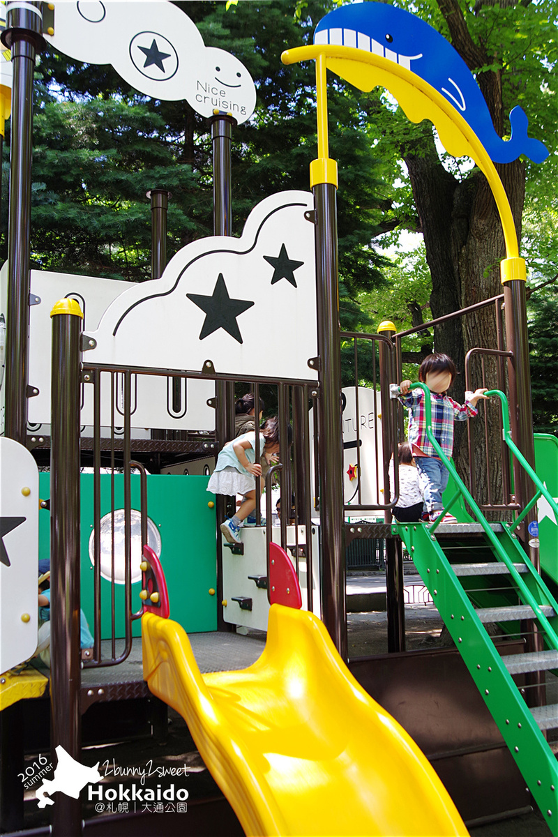 [北海道|親子|自駕] 大通公園～電視塔、烤玉米、溜滑梯～大人小孩都愛的免費公園｜札幌親子景點｜溜滑梯公園｜免費景點 @兔兒毛毛姊妹花