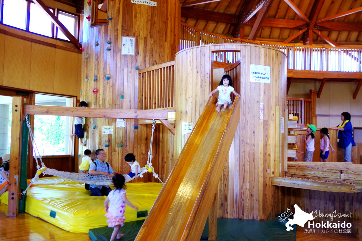 [北海道|親子|自駕] 神威の杜公園 (カムイの杜公園)~室內室外都超好玩的無料公園～旭川親子景點｜溜滑梯公園｜免費景點｜室內樂園 @兔兒毛毛姊妹花
