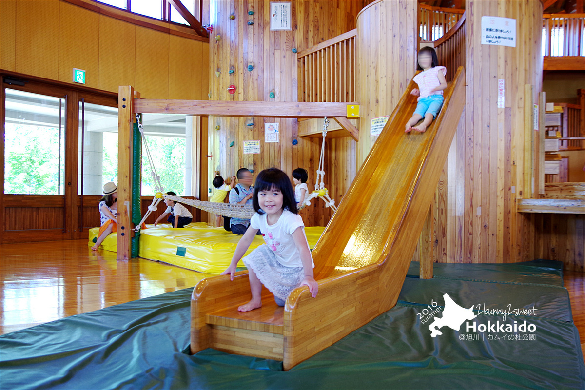 [北海道|親子|自駕] 神威の杜公園 (カムイの杜公園)~室內室外都超好玩的無料公園～旭川親子景點｜溜滑梯公園｜免費景點｜室內樂園 @兔兒毛毛姊妹花