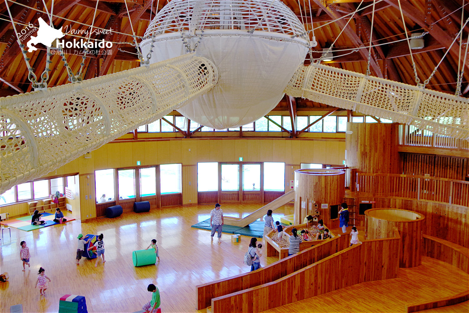 [北海道|親子|自駕] 神威の杜公園 (カムイの杜公園)~室內室外都超好玩的無料公園～旭川親子景點｜溜滑梯公園｜免費景點｜室內樂園 @兔兒毛毛姊妹花