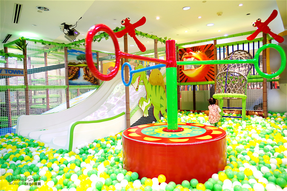 [台北。室內樂園] FEBO飛寶室內遊戲樂園京華城館～跳跳床x大球池x互動滑梯x滑輪垂降x決明子沙坑~讓孩子邊玩樂邊訓練體能 @兔兒毛毛姊妹花