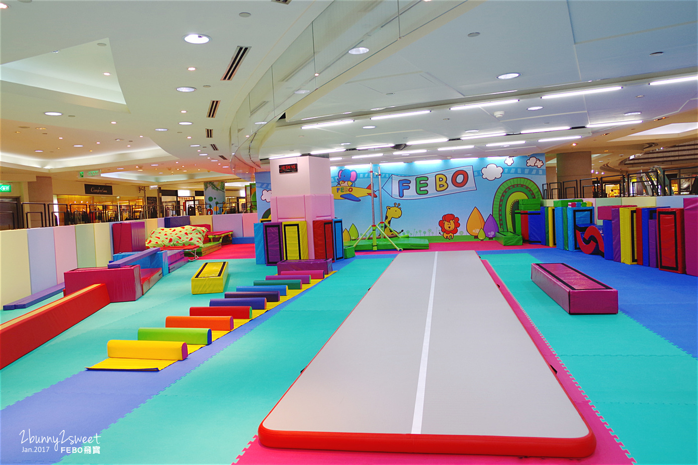 [台北。室內樂園] FEBO飛寶室內遊戲樂園京華城館～跳跳床x大球池x互動滑梯x滑輪垂降x決明子沙坑~讓孩子邊玩樂邊訓練體能 @兔兒毛毛姊妹花