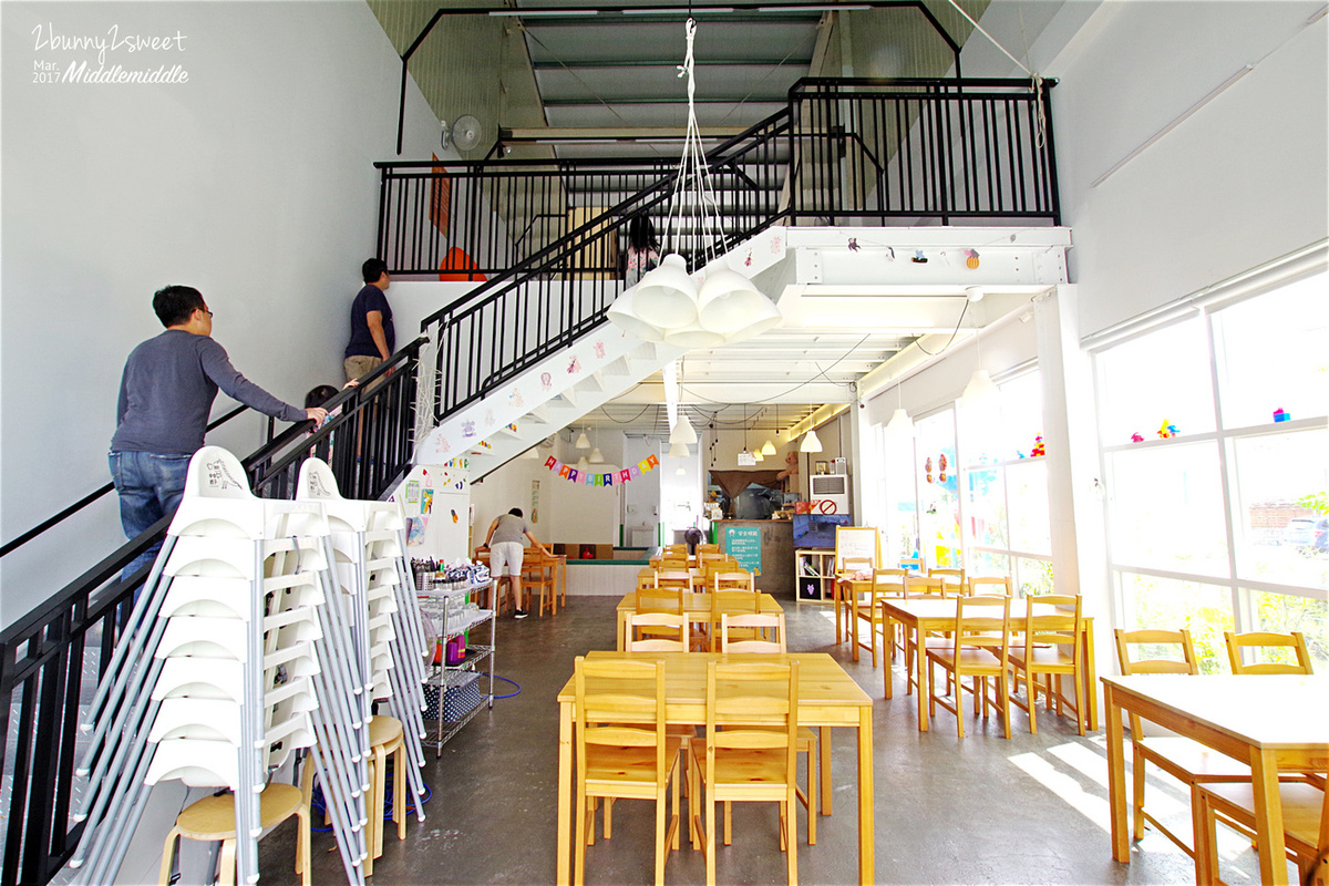 [台中。親子餐廳] Middlemiddle 中中親子樂園～超寬敞遊戲空間 x 二樓溜到一樓旋轉滑梯～好吃、好玩又貼心的平價親子餐廳 @兔兒毛毛姊妹花