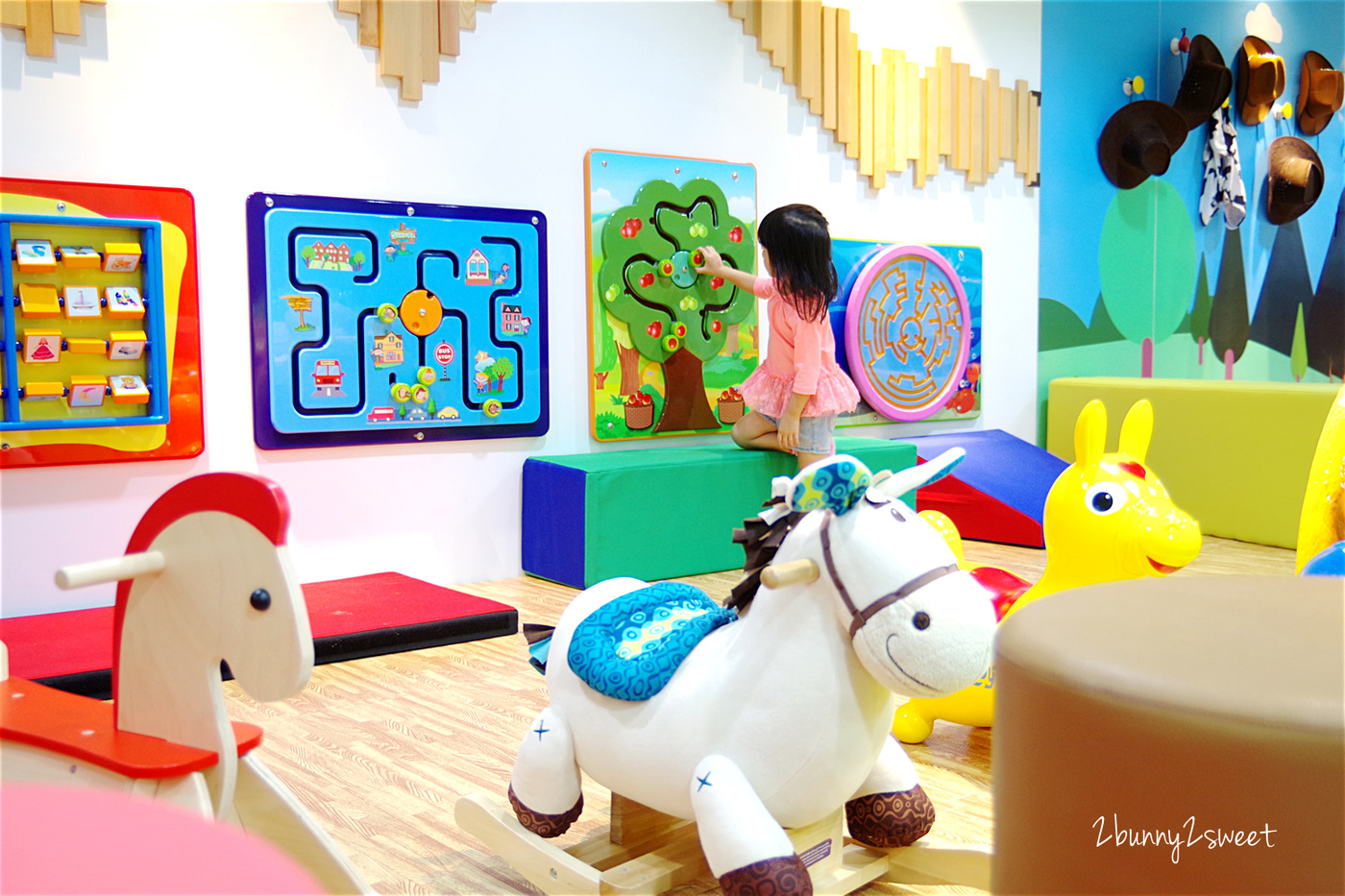 [台北。室內樂園] 奇樂多親子樂園～不只球池、滑梯、扮家家，還有迷你賽道可以騎馬~CITYLINK 南港店裡小而美的室內遊樂園｜雨天景點｜室內景點 @兔兒毛毛姊妹花