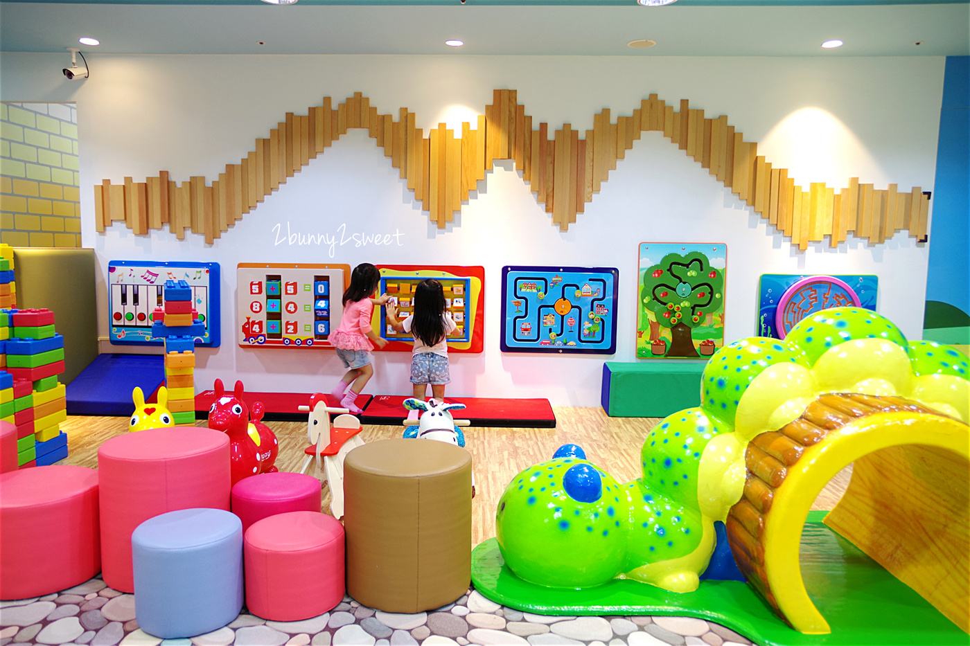 [台北。室內樂園] 奇樂多親子樂園～不只球池、滑梯、扮家家，還有迷你賽道可以騎馬~CITYLINK 南港店裡小而美的室內遊樂園｜雨天景點｜室內景點 @兔兒毛毛姊妹花