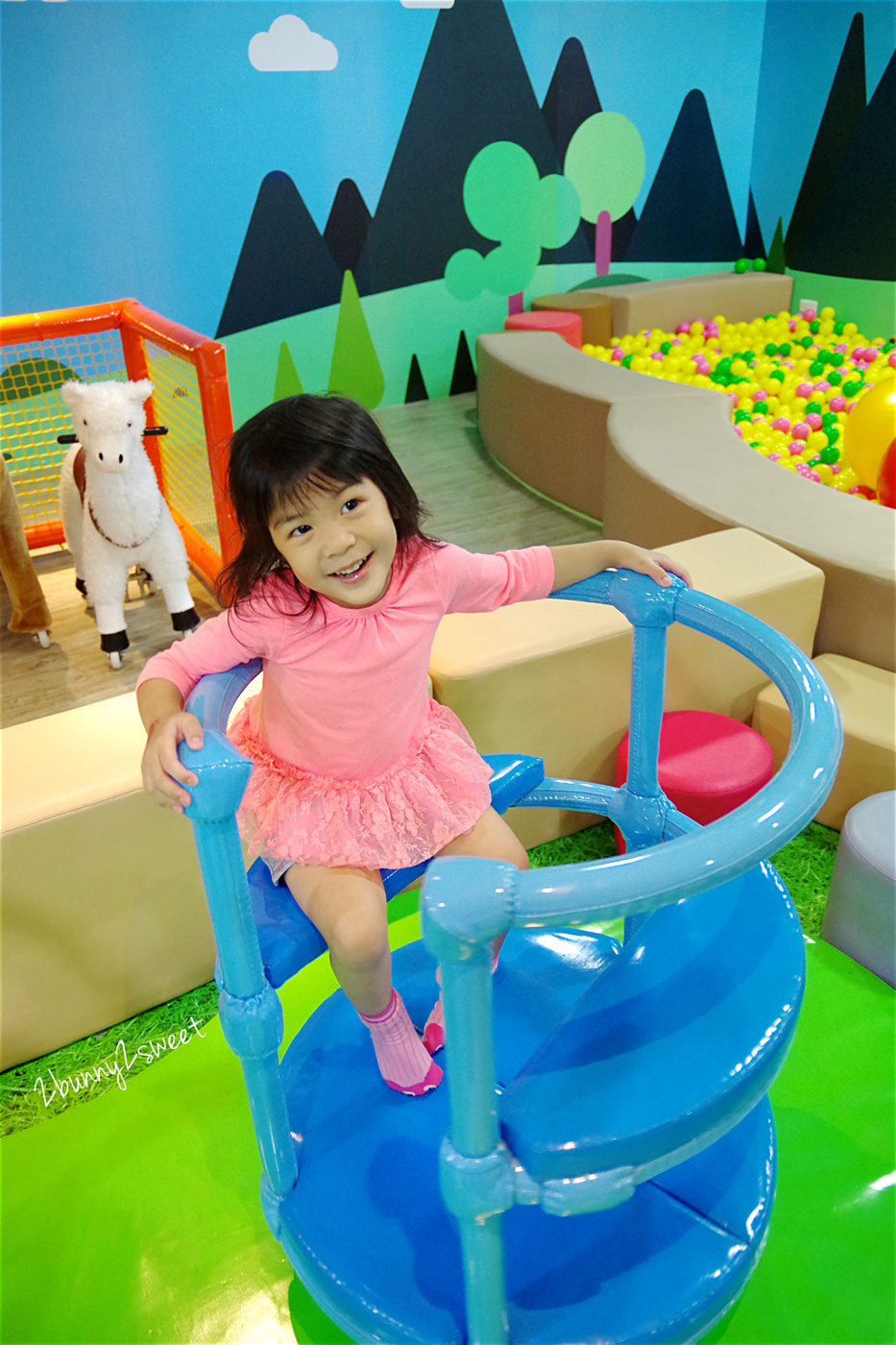 [台北。室內樂園] 奇樂多親子樂園～不只球池、滑梯、扮家家，還有迷你賽道可以騎馬~CITYLINK 南港店裡小而美的室內遊樂園｜雨天景點｜室內景點 @兔兒毛毛姊妹花