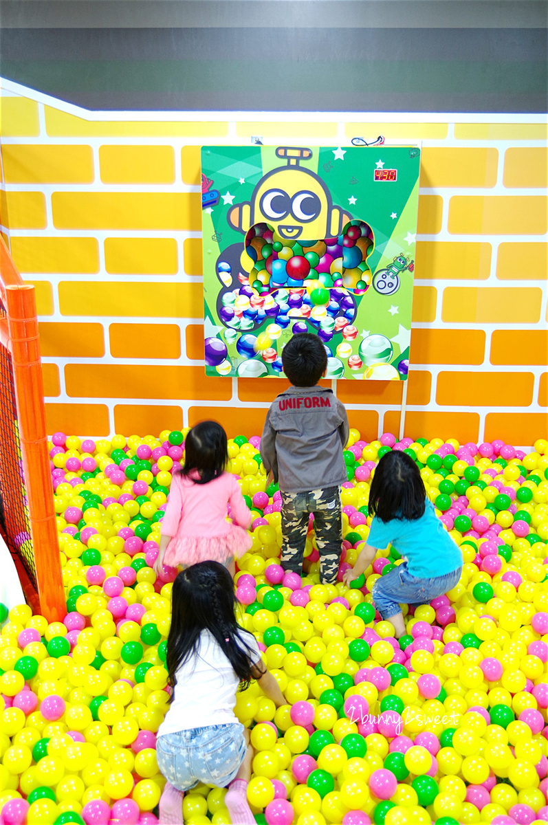 [台北。室內樂園] 奇樂多親子樂園～不只球池、滑梯、扮家家，還有迷你賽道可以騎馬~CITYLINK 南港店裡小而美的室內遊樂園｜雨天景點｜室內景點 @兔兒毛毛姊妹花