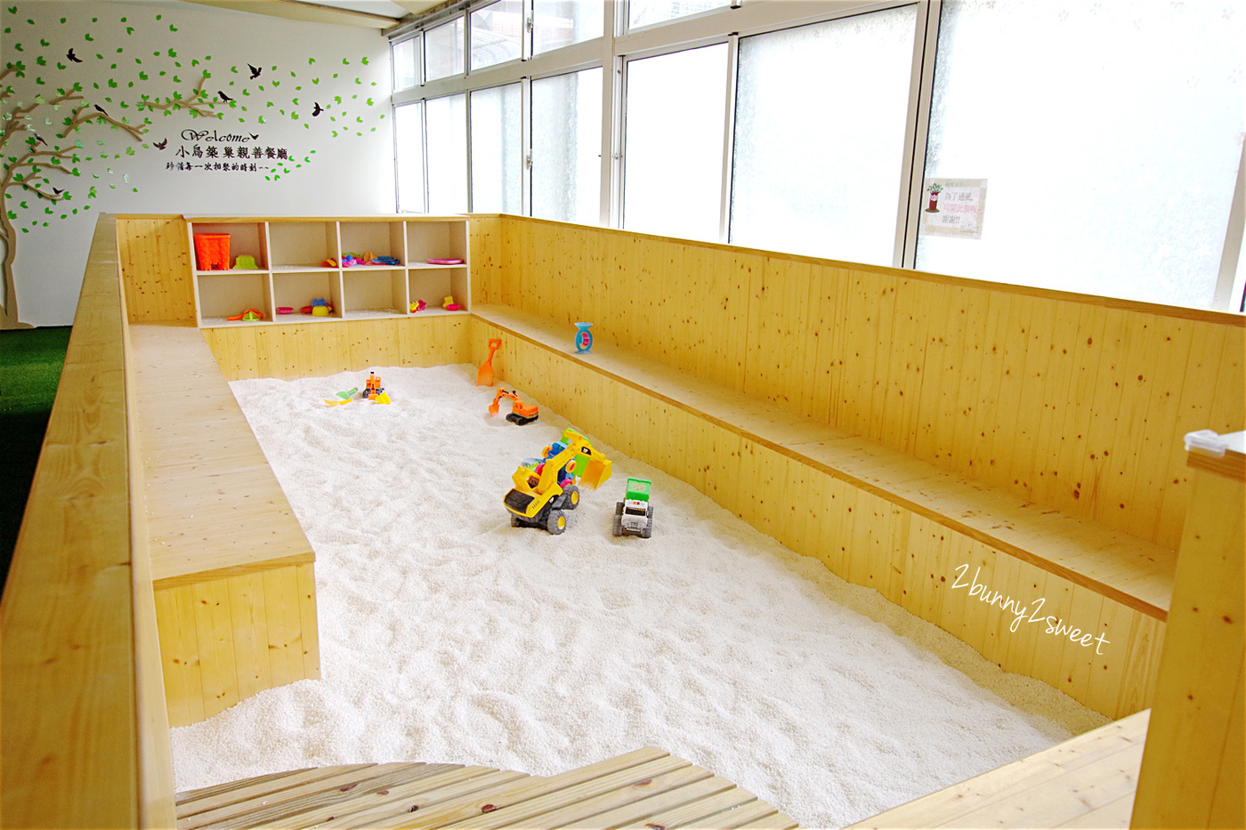 [台中。親子餐廳] 小鳥築巢親善餐廳～幼稚園變身而成的超寬敞親子餐廳～假草坪 x 原木大沙坑 x 氣球屋 x 球池溜滑梯 @兔兒毛毛姊妹花