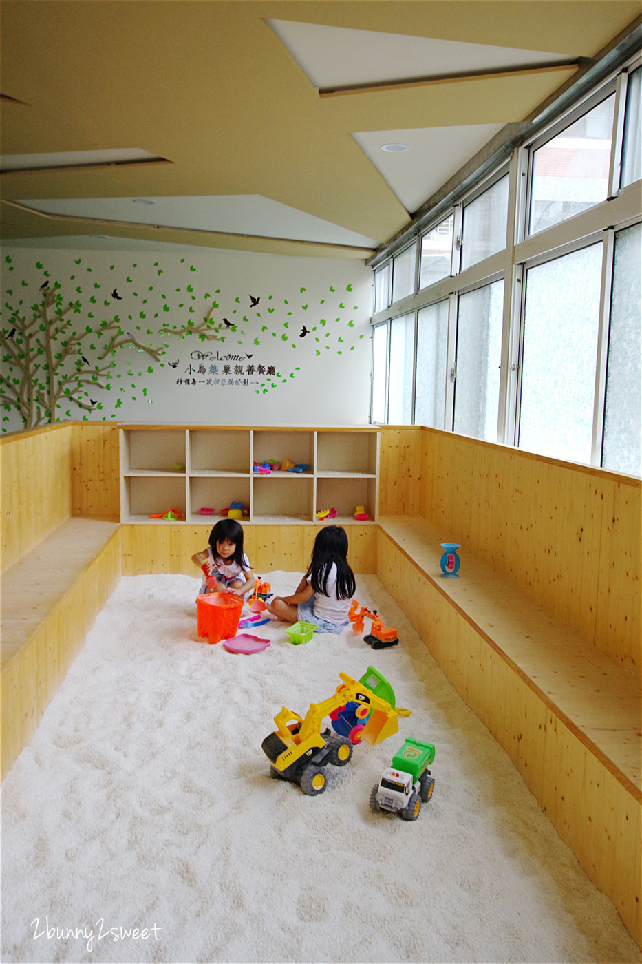 [台中。親子餐廳] 小鳥築巢親善餐廳～幼稚園變身而成的超寬敞親子餐廳～假草坪 x 原木大沙坑 x 氣球屋 x 球池溜滑梯 @兔兒毛毛姊妹花