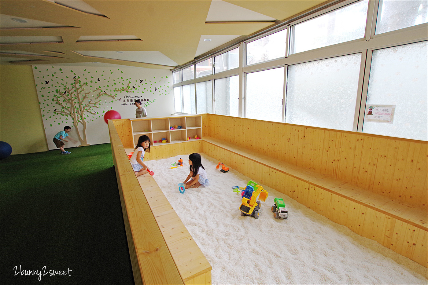 [台中。親子餐廳] 小鳥築巢親善餐廳～幼稚園變身而成的超寬敞親子餐廳～假草坪 x 原木大沙坑 x 氣球屋 x 球池溜滑梯 @兔兒毛毛姊妹花