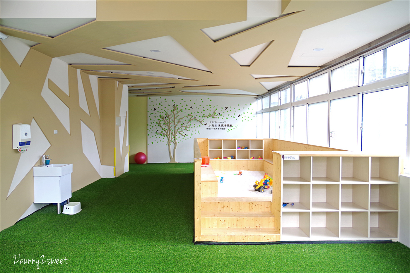 [台中。親子餐廳] 小鳥築巢親善餐廳～幼稚園變身而成的超寬敞親子餐廳～假草坪 x 原木大沙坑 x 氣球屋 x 球池溜滑梯 @兔兒毛毛姊妹花