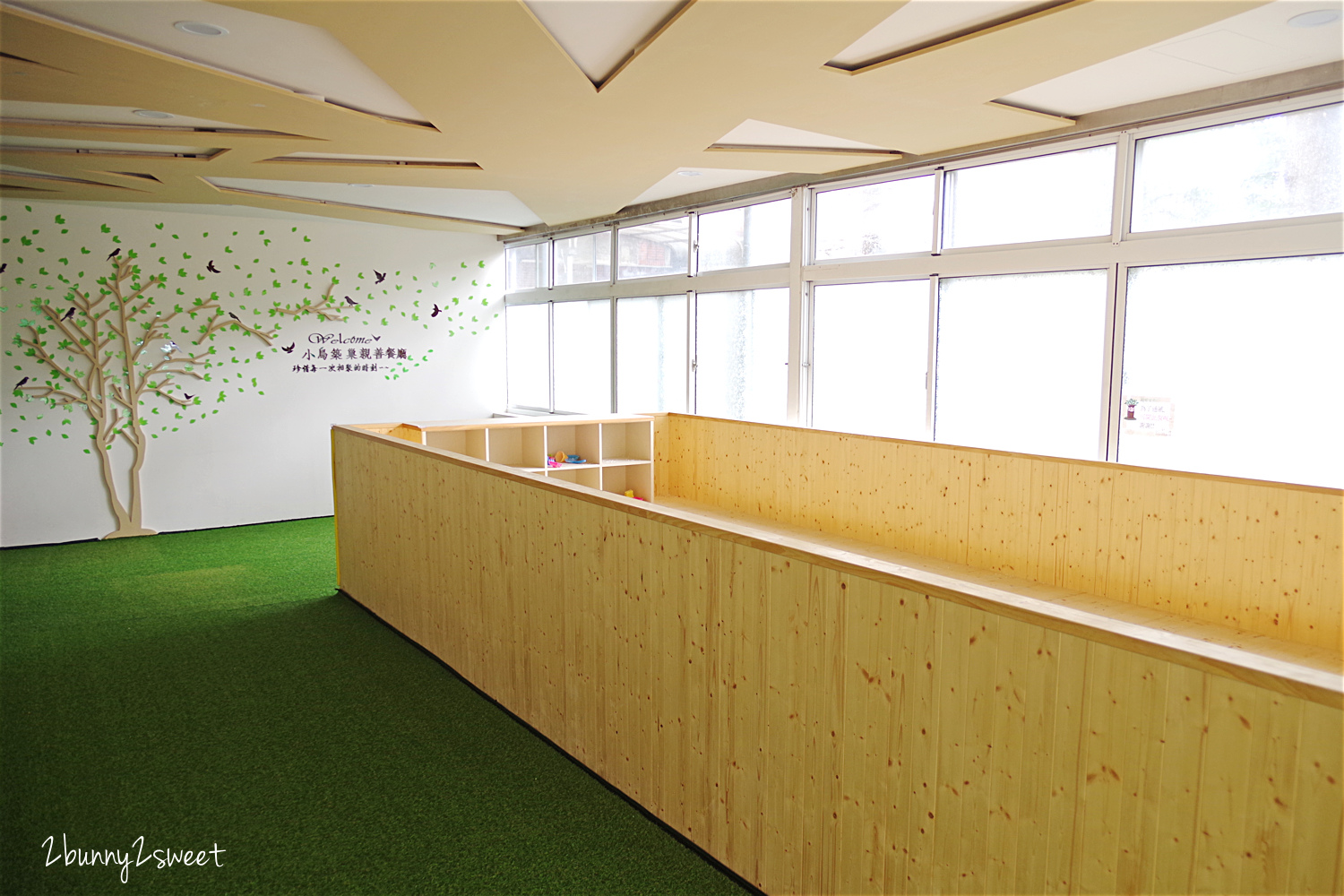 [台中。親子餐廳] 小鳥築巢親善餐廳～幼稚園變身而成的超寬敞親子餐廳～假草坪 x 原木大沙坑 x 氣球屋 x 球池溜滑梯 @兔兒毛毛姊妹花