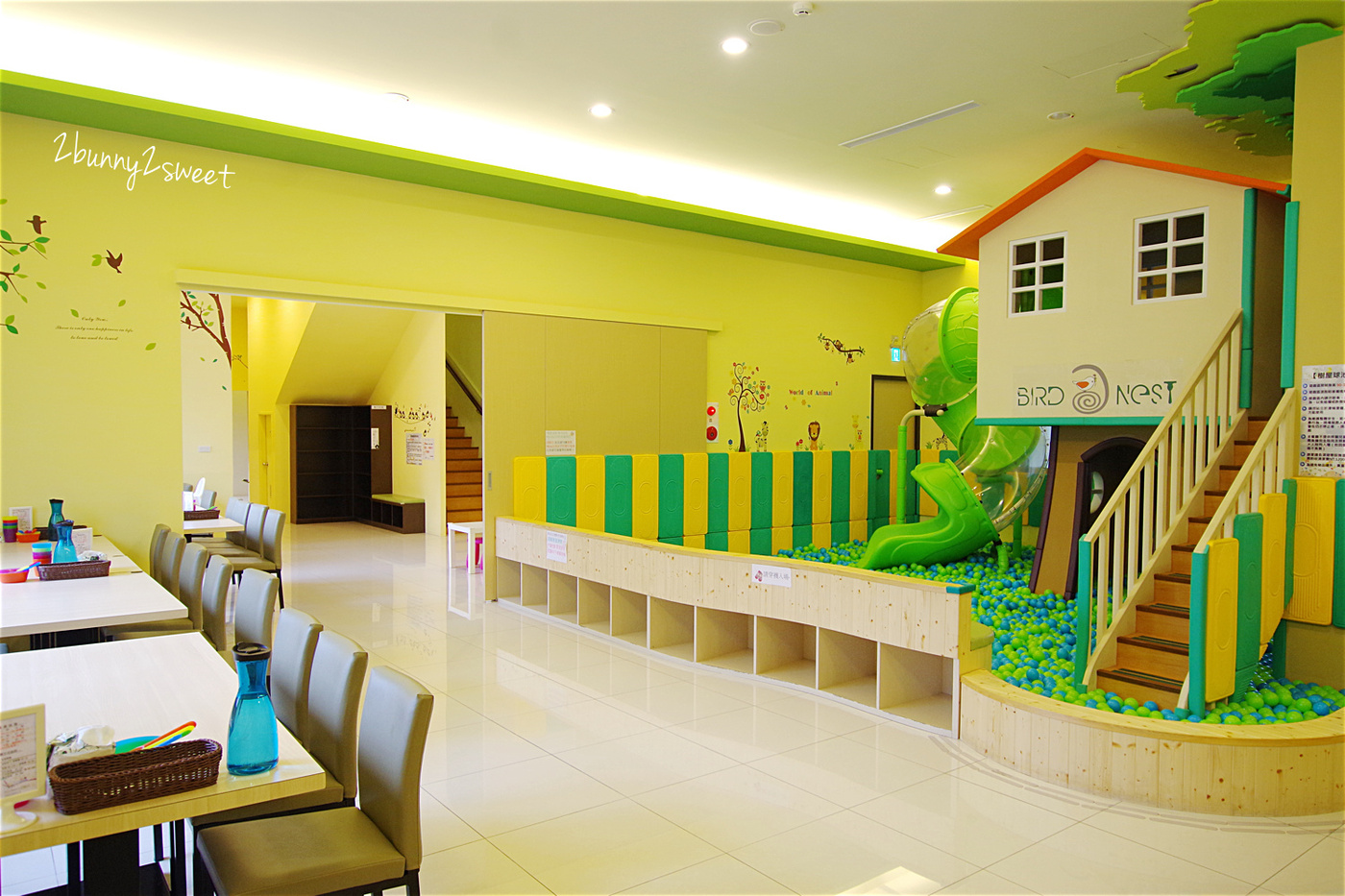[台中。親子餐廳] 小鳥築巢親善餐廳～幼稚園變身而成的超寬敞親子餐廳～假草坪 x 原木大沙坑 x 氣球屋 x 球池溜滑梯 @兔兒毛毛姊妹花