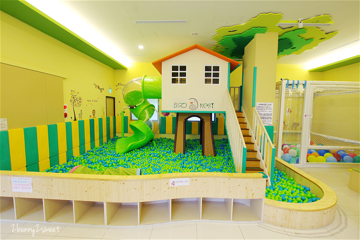 [台中。親子餐廳] 小鳥築巢親善餐廳～幼稚園變身而成的超寬敞親子餐廳～假草坪 x 原木大沙坑 x 氣球屋 x 球池溜滑梯 @兔兒毛毛姊妹花