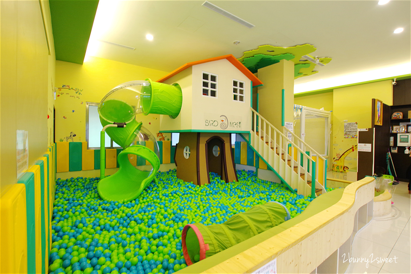 [台中。親子餐廳] 小鳥築巢親善餐廳～幼稚園變身而成的超寬敞親子餐廳～假草坪 x 原木大沙坑 x 氣球屋 x 球池溜滑梯 @兔兒毛毛姊妹花