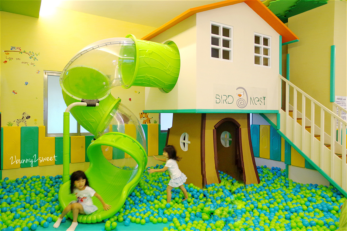 [台中。親子餐廳] 小鳥築巢親善餐廳～幼稚園變身而成的超寬敞親子餐廳～假草坪 x 原木大沙坑 x 氣球屋 x 球池溜滑梯 @兔兒毛毛姊妹花