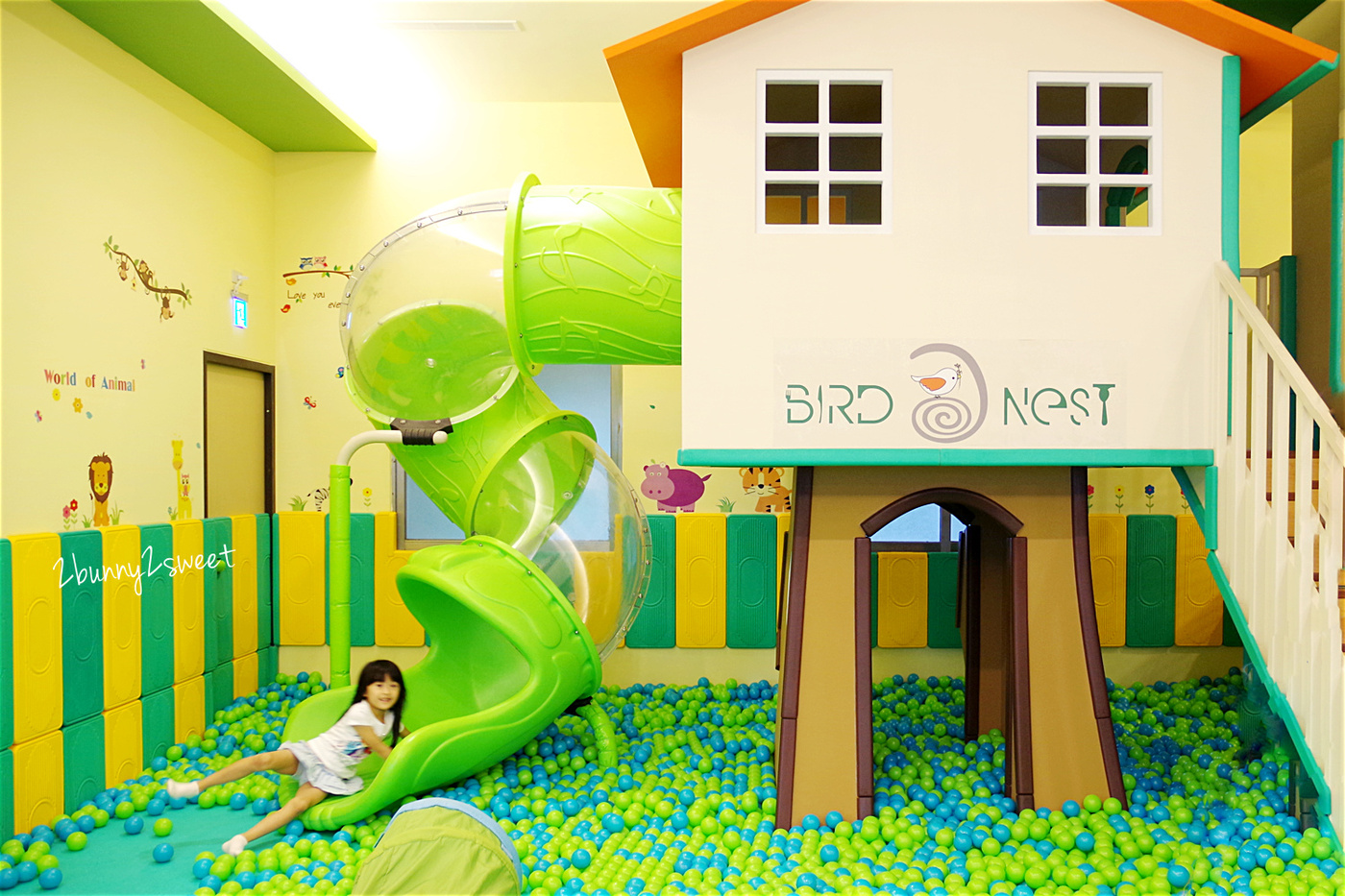 [台中。親子餐廳] 小鳥築巢親善餐廳～幼稚園變身而成的超寬敞親子餐廳～假草坪 x 原木大沙坑 x 氣球屋 x 球池溜滑梯 @兔兒毛毛姊妹花