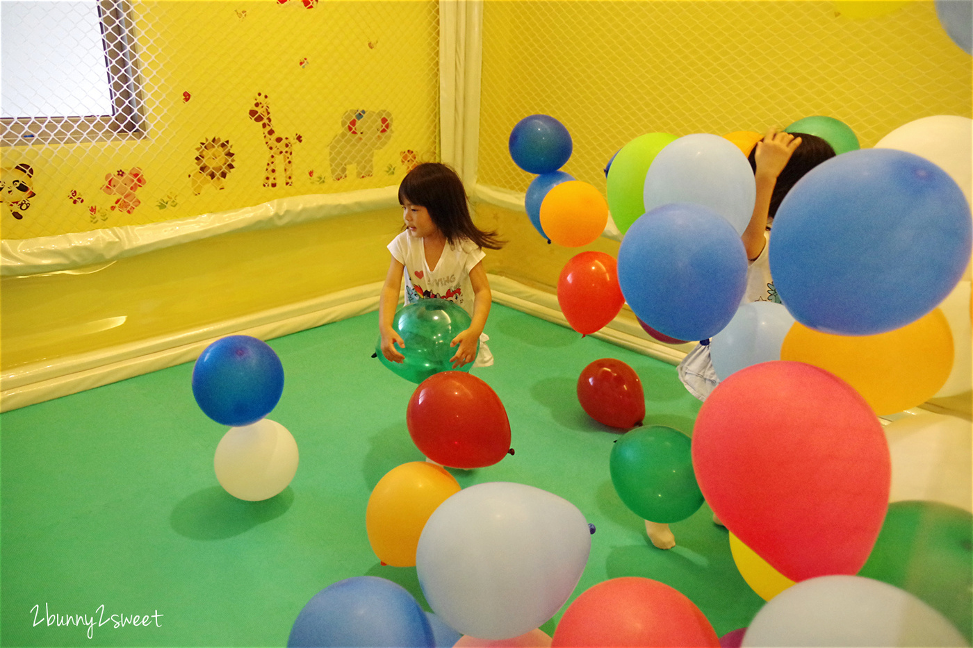 [台中。親子餐廳] 小鳥築巢親善餐廳～幼稚園變身而成的超寬敞親子餐廳～假草坪 x 原木大沙坑 x 氣球屋 x 球池溜滑梯 @兔兒毛毛姊妹花
