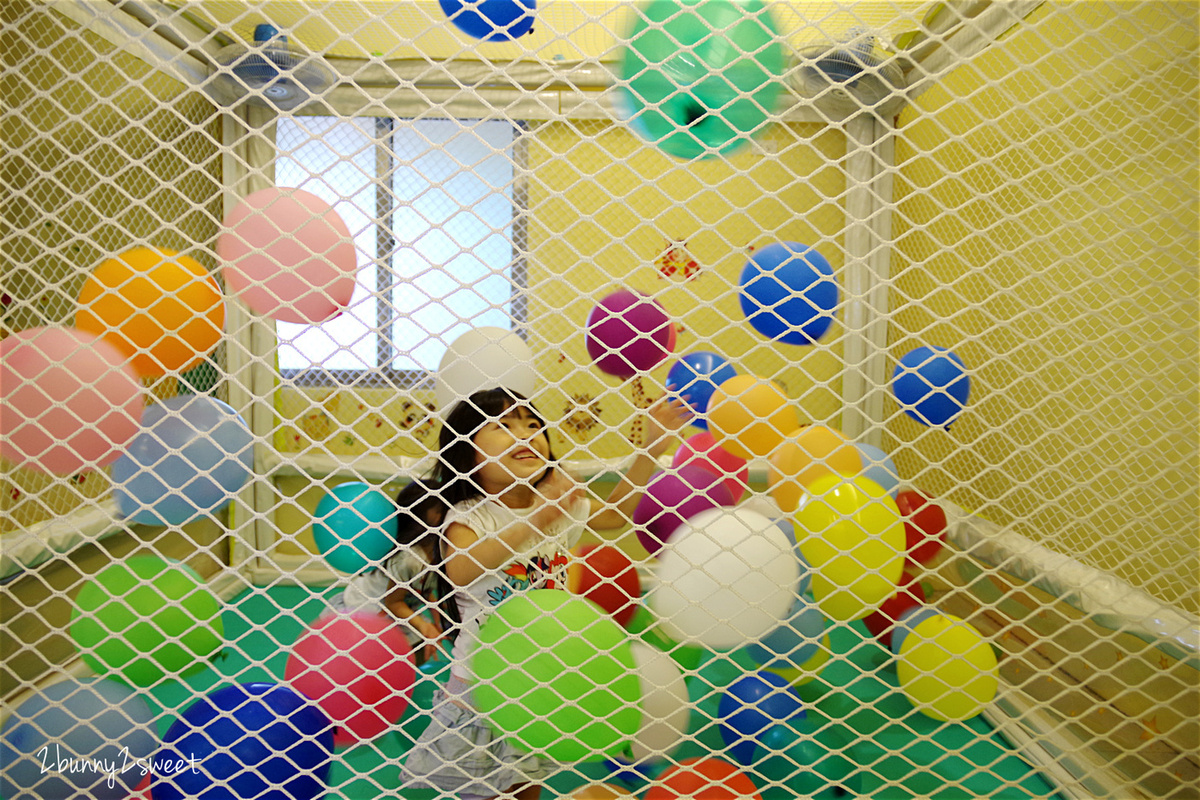 [台中。親子餐廳] 小鳥築巢親善餐廳～幼稚園變身而成的超寬敞親子餐廳～假草坪 x 原木大沙坑 x 氣球屋 x 球池溜滑梯 @兔兒毛毛姊妹花