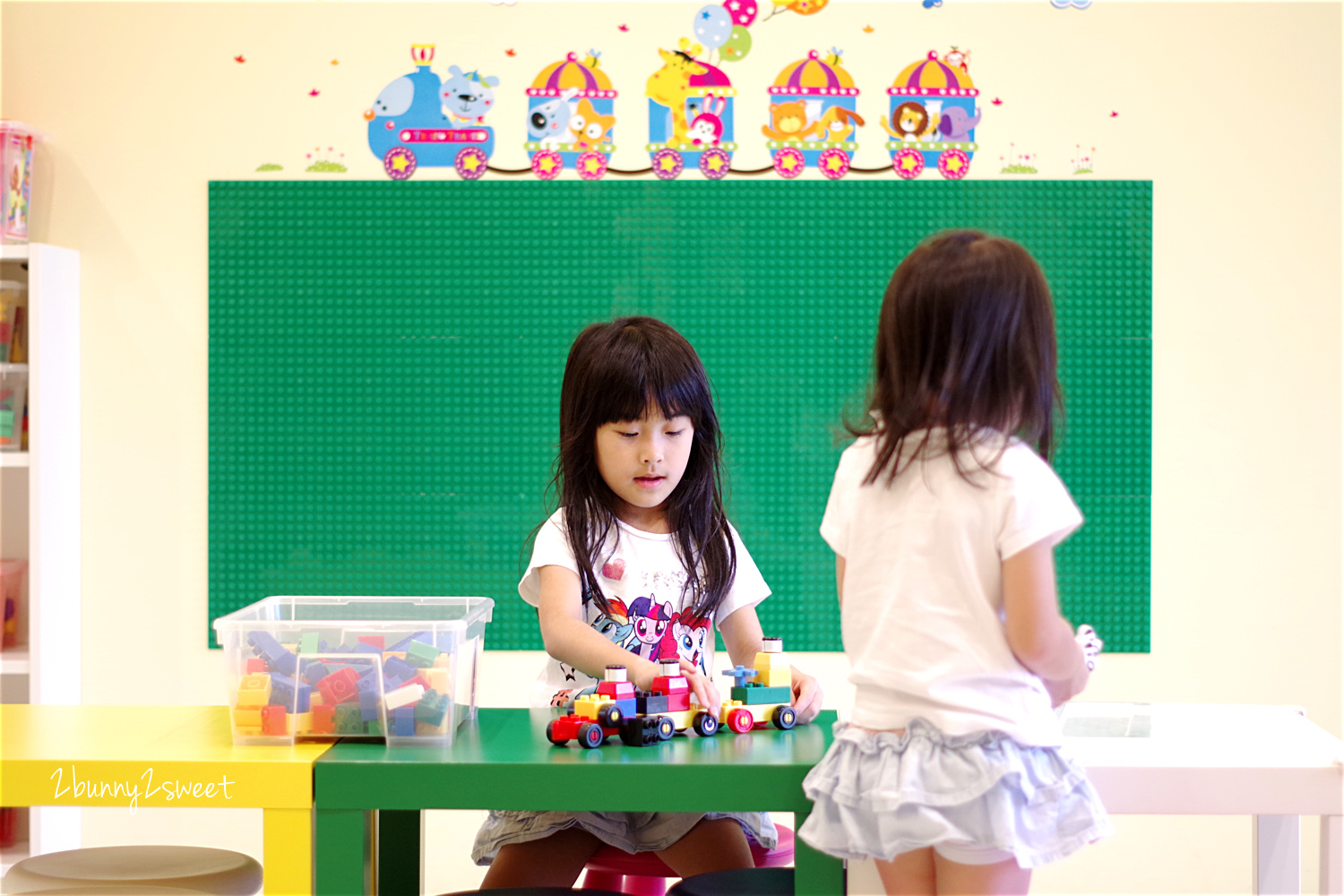 [台中。親子餐廳] 小鳥築巢親善餐廳～幼稚園變身而成的超寬敞親子餐廳～假草坪 x 原木大沙坑 x 氣球屋 x 球池溜滑梯 @兔兒毛毛姊妹花